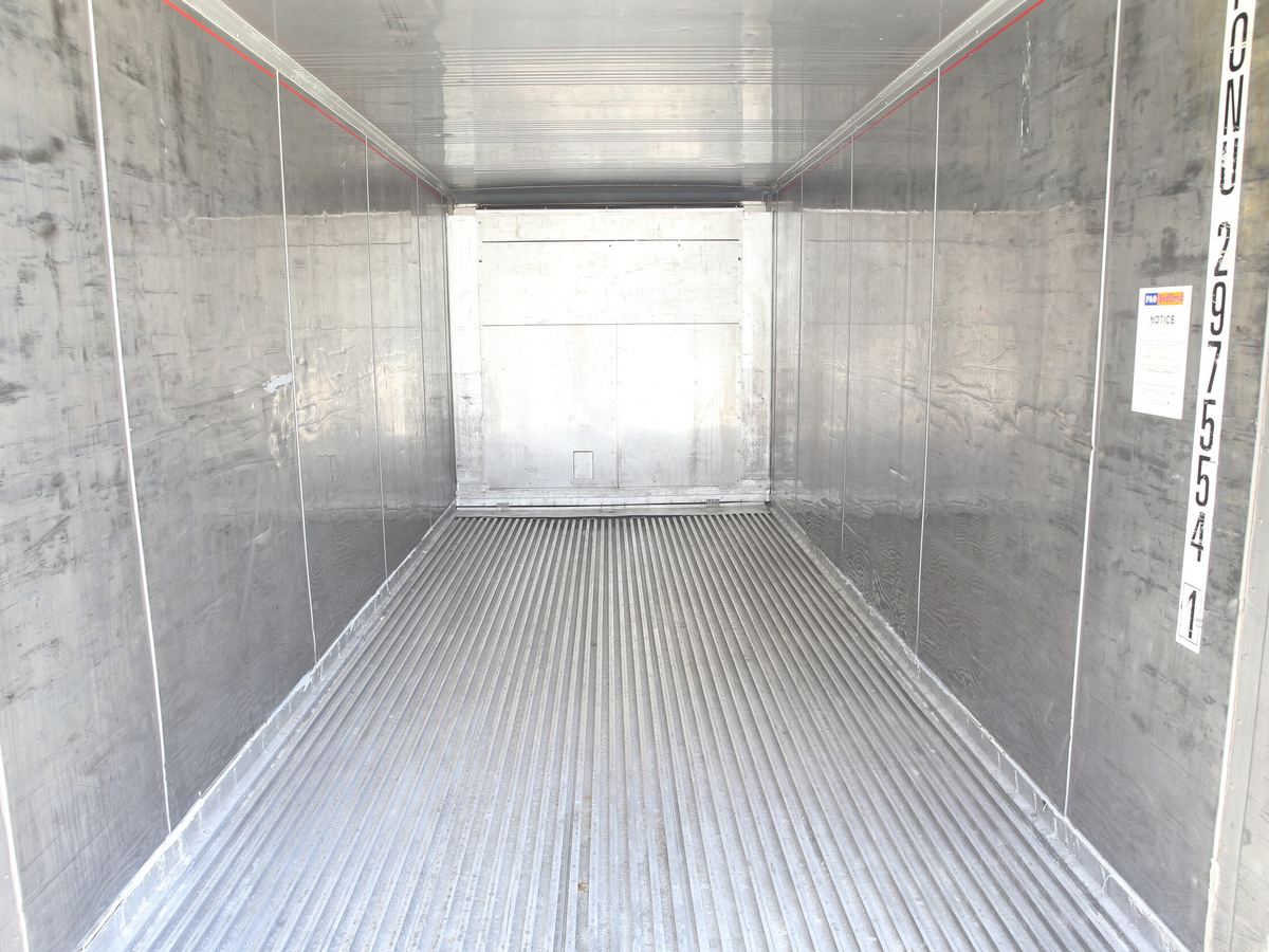 Stainless steel interior and flat floor of a refrigerated container